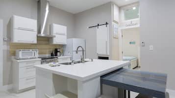 Kühlschrank, Mikrowelle, Herdplatte, Wasserkocher mit Kaffee-/Teezubehör