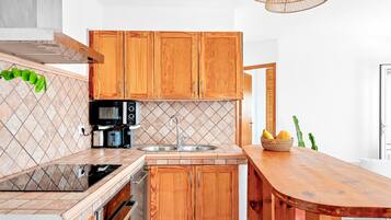 Frigorífico, microondas, horno y lavavajillas