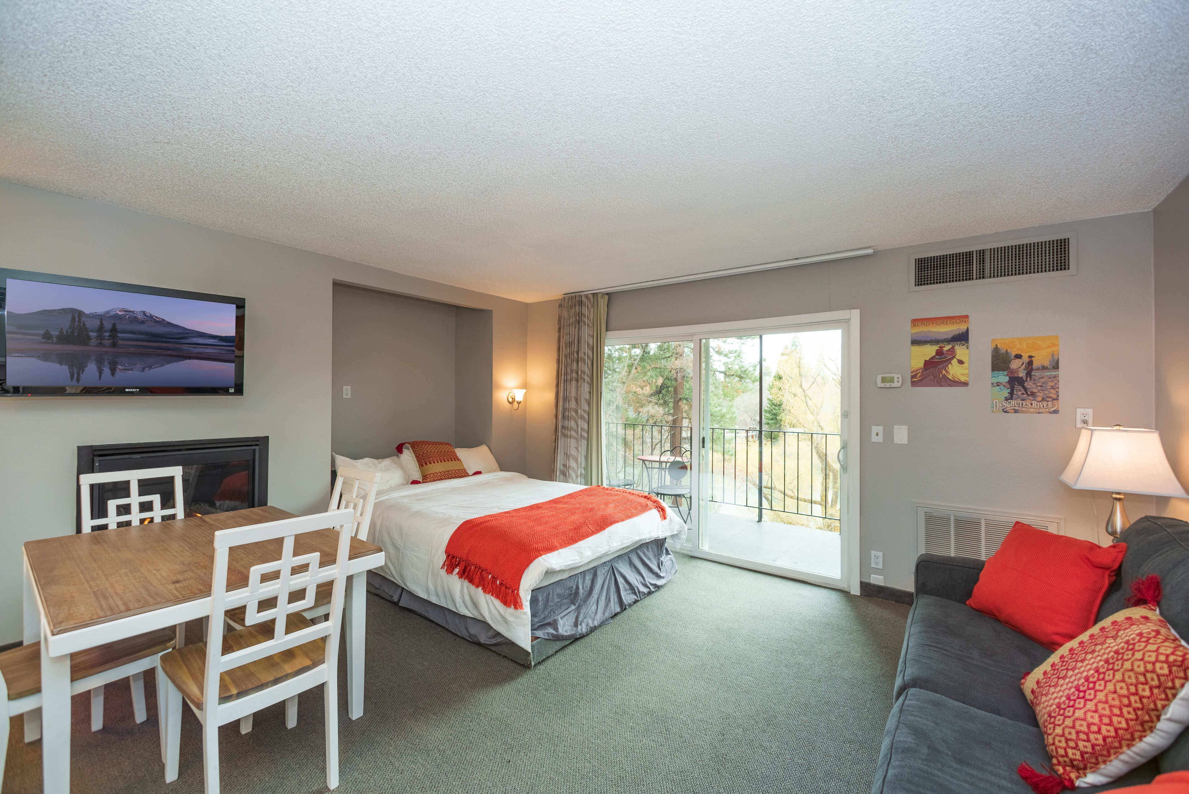 Beautiful River Views - Ideally Located close to Downtown Bend