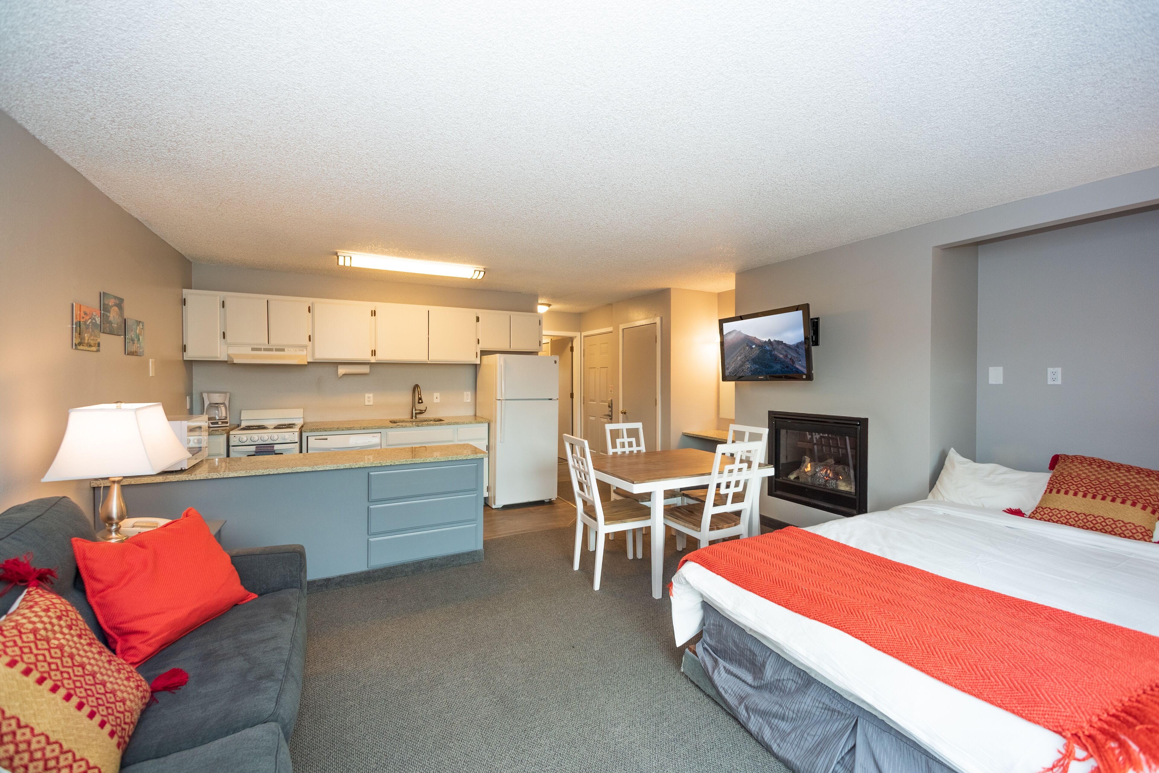 Beautiful River Views - Ideally Located close to Downtown Bend