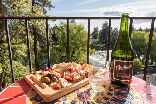 Beautiful River Views - Walk Downtown ~ Fireplace ~ Patio