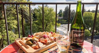 Beautiful River Views - Walk Downtown ~ Fireplace ~ Patio