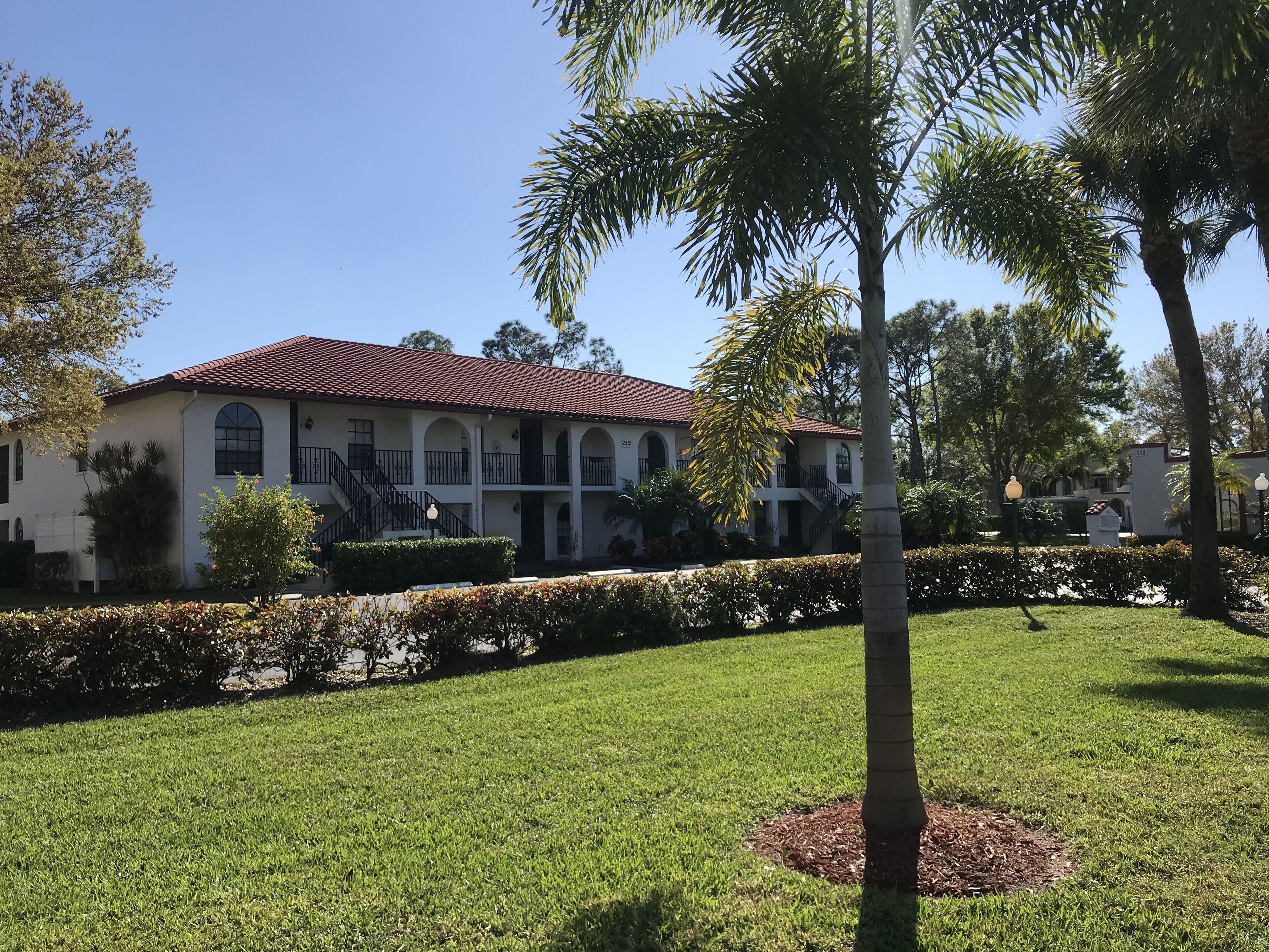 Desirable 2nd Floor End Unit Condo in Lely Area