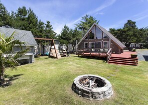 Terrace/patio - Romantic A-Frame Beach Cottage, Blocks to the Beach, Deck, Fireplace and Firepit (Rockaway Beach)