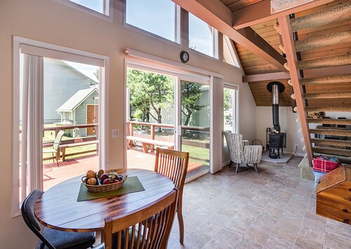 Romantic A-Frame Beach Cottage, Blocks to the Beach, Deck, Fireplace and Firepit