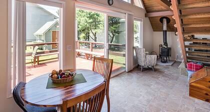 Romantic A-Frame Beach Cottage, Blocks to the Beach, Deck, Fireplace and Firepit