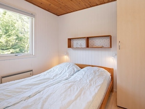 4 bedrooms, cribs/infant beds