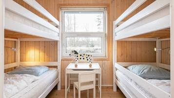 4 bedrooms, cribs/infant beds
