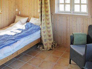 Cribs/infant beds