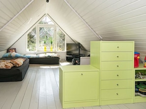 3 bedrooms, cribs/infant beds