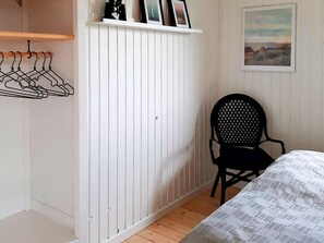 2 bedrooms, cribs/infant beds