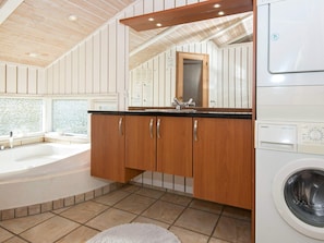 3 bedrooms, cribs/infant beds