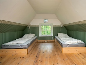4 bedrooms, cribs/infant beds