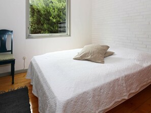 3 bedrooms, cribs/infant beds