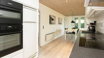 Een koelkast, een microgolfoven, een kookplaat, een vaatwasser