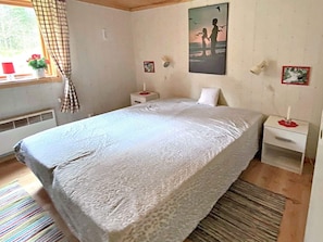 1 bedroom, desk