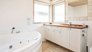 Spa treatment - Deluxe Holiday Home in Jutland near Beach (Strandby)