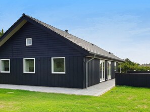 A modern house with a dark exterior, a sloped roof, and a covered porch. - 5 Star Holiday Home in Sydals (Sydals)