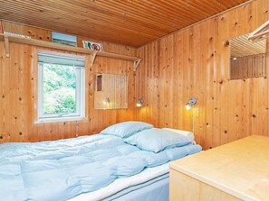 1 bedroom, cribs/infant beds