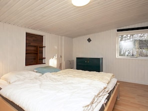 4 bedrooms, cribs/infant beds