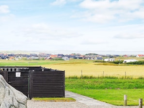 A rural landscape with a black building, a gravel path, and a field. - 4 Star Holiday Home in Lemvig (Lemvig)