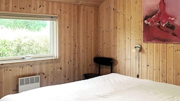 3 bedrooms, cots/infant beds