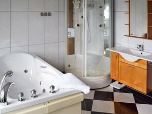 House | Bathroom | Bathtub, hair dryer - Holiday Home in Ballstad (Vestvågøy)