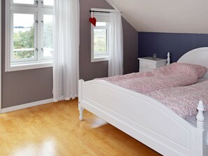 House | 7 bedrooms, individually furnished, iron/ironing board