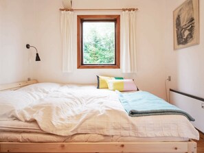 2 bedrooms, cribs/infant beds