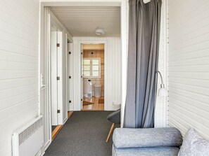 2 bedrooms, cribs/infant beds