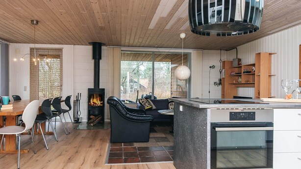 A modern kitchen with a central island, a built-in oven, and a stove. - 8 Person Holiday Home in Blavand (Blavand)