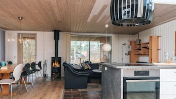 Een moderne keuken met een centraal eiland, een ingebouwde oven en een kookplaat.