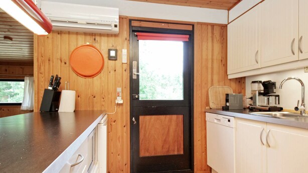 Wasserkocher mit Kaffee-/Teezubehör, Kühlschrank, Mikrowelle, Herdplatte
