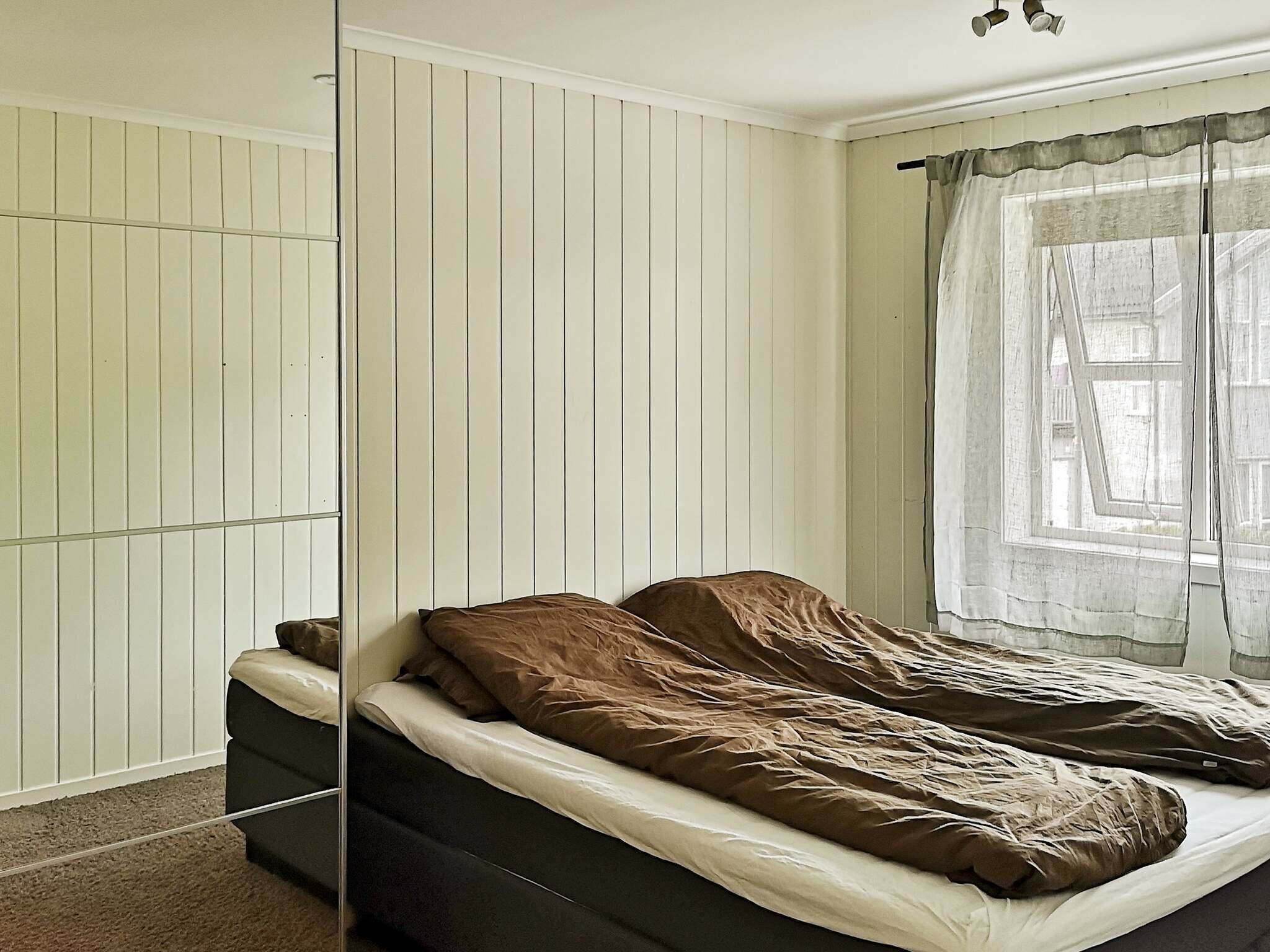 5 bedrooms, individually furnished