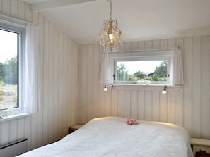2 bedrooms, cribs/infant beds