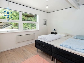 4 bedrooms, cribs/infant beds