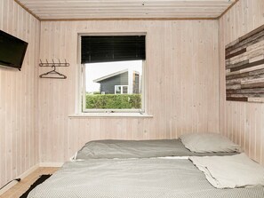 2 bedrooms, cribs/infant beds