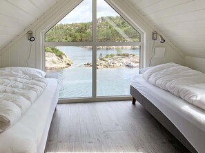 House | 5 bedrooms, individually furnished - 8 Person Holiday Home in Urangsvag (Bomlo)