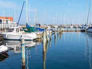 A marina with multiple boats docked at wooden piers. - Holiday Home in Grenå near Sea (Grenaa)