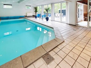 Una piscina techada, una piscina al aire libre