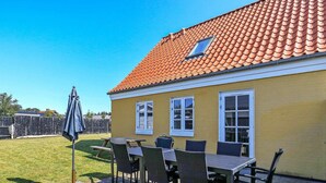 Outdoor dining - Attractive Holiday Home in Skagen With Whirlpool (Skagen)