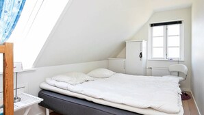 4 bedrooms, cots/infant beds - Attractive Holiday Home in Skagen With Whirlpool (Skagen)
