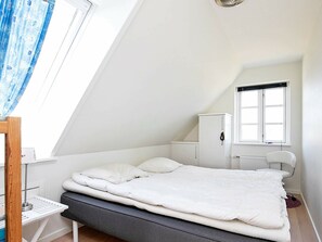 4 bedrooms, cribs/infant beds