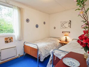 3 bedrooms, cribs/infant beds
