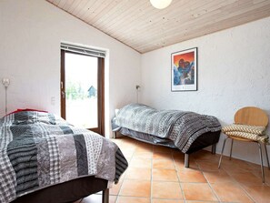 3 bedrooms, cribs/infant beds