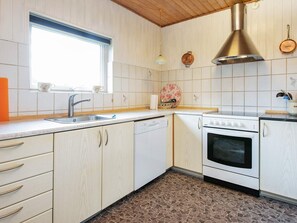 Coffee/tea maker, fridge, microwave, stovetop