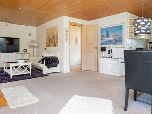 4 bedrooms, cribs/infant beds