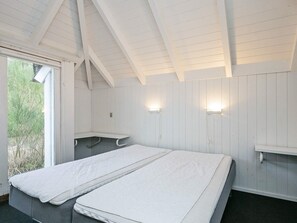 4 bedrooms, cribs/infant beds