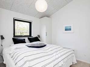 3 bedrooms, cribs/infant beds