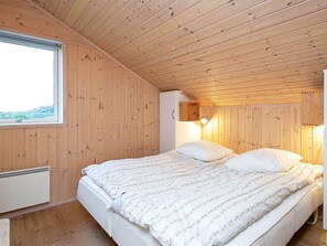 2 bedrooms, cribs/infant beds